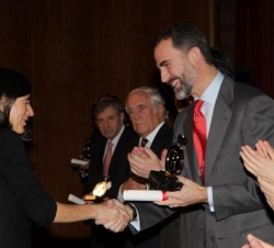 Don Felipe entrega la acreditación en la categoría de Ciencia e Innovación a la directora del Centro Nacional de investiaciones Oncológicas (CNIO), Ma